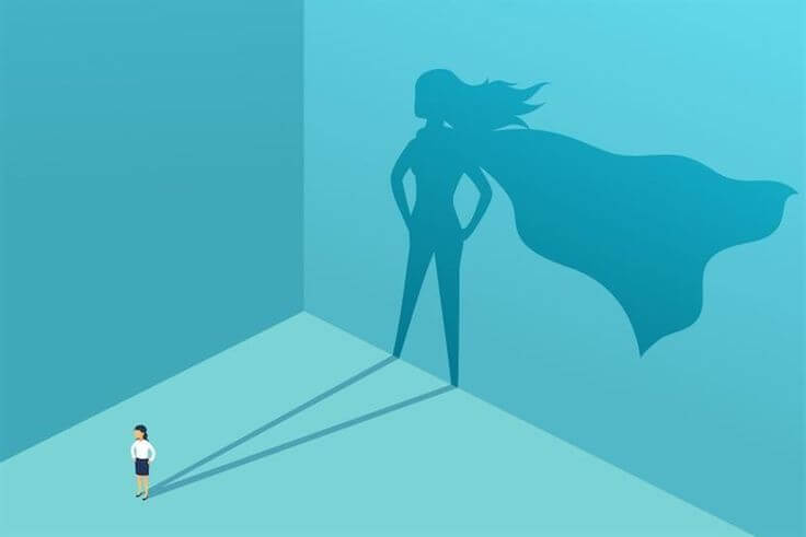 Маленькая фигурка девушки в углу комнаты, отбрасывающая огромную тень супергероини на стену